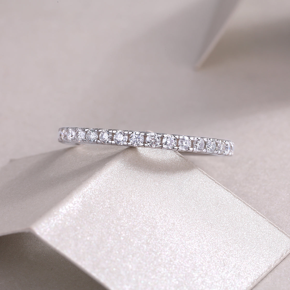Daytime - A Wedding Ring Set With Top-quality Moissanite S925 Silver And Platinum-plated Diamond Can Be Tested With A Diamond Pen. The Ring Is In Gold And Rose Gold