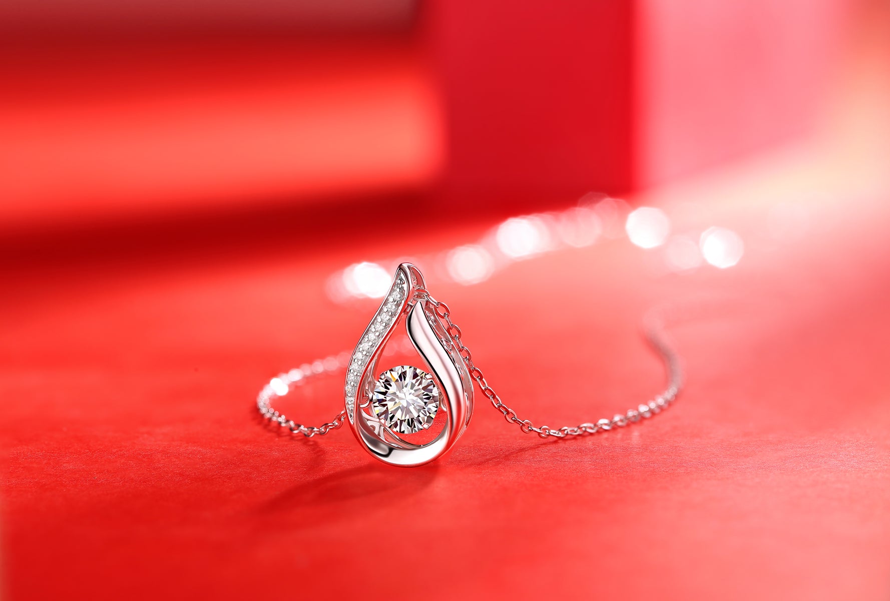 Dynamic And Alluring - A Fashionable And Trendy Necklace Pendant Set With Top-quality Moissanite S925 In Silver And Platinum-plated. It Can Be Tested With A Diamond Pen