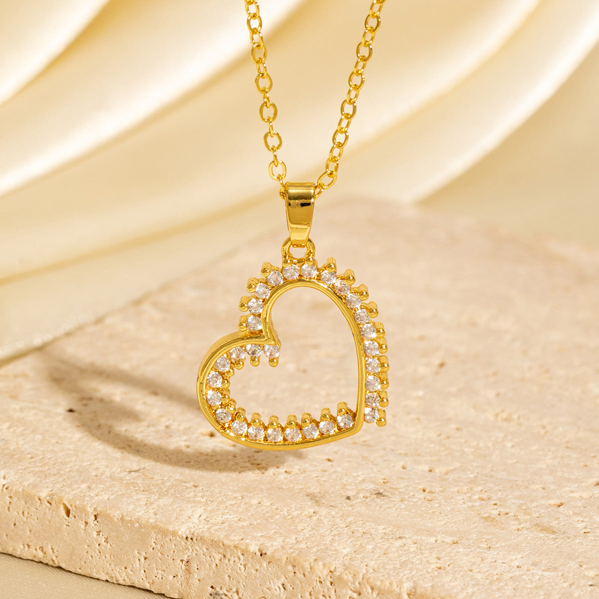 High-end Hollow Diamond-studded Heart Necklace In European And American Styles