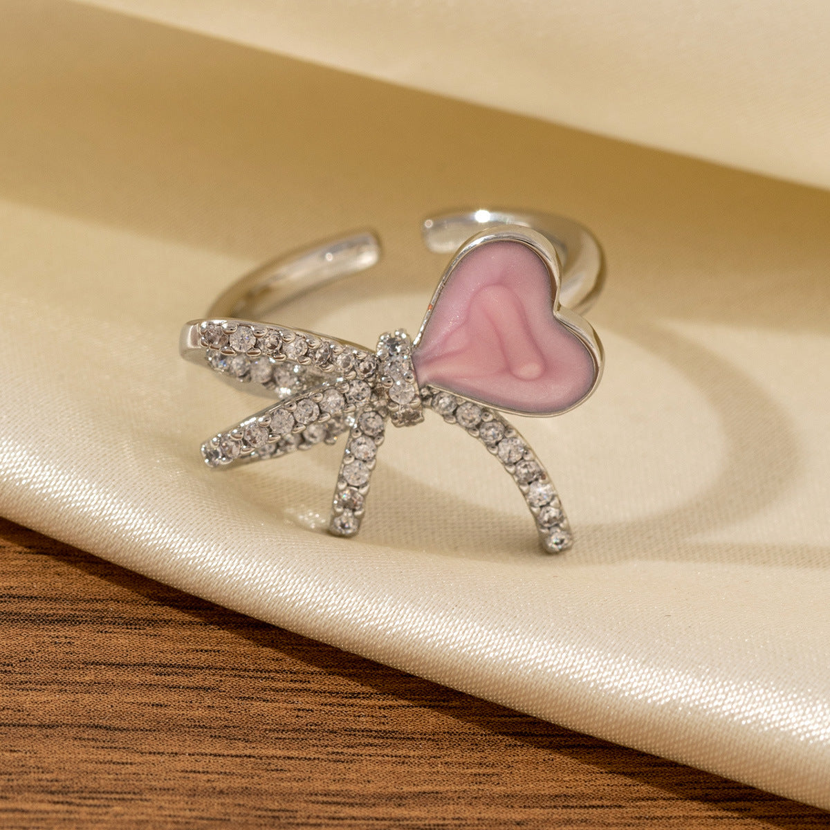 New Diamond-encrusted Bow And Heart Oil-drop Ring