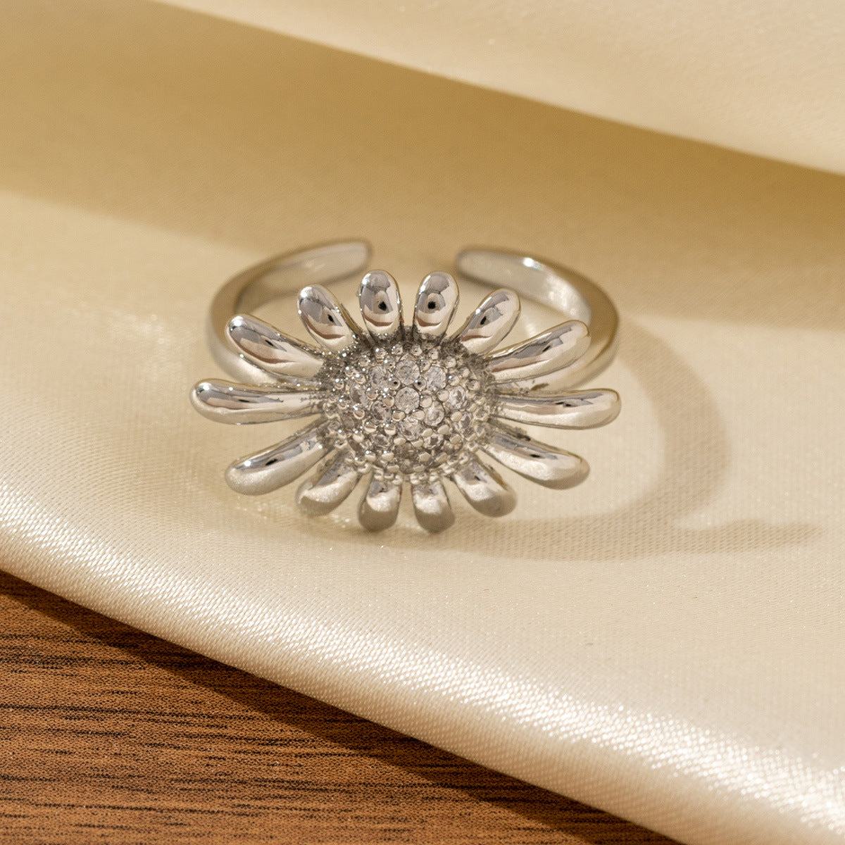 Luxury High-end Sunflower Ring Adorned With Diamonds