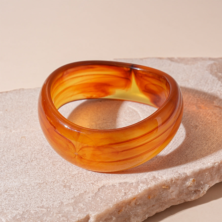 Irregular Wide-brimmed Tan Resin Bracelet