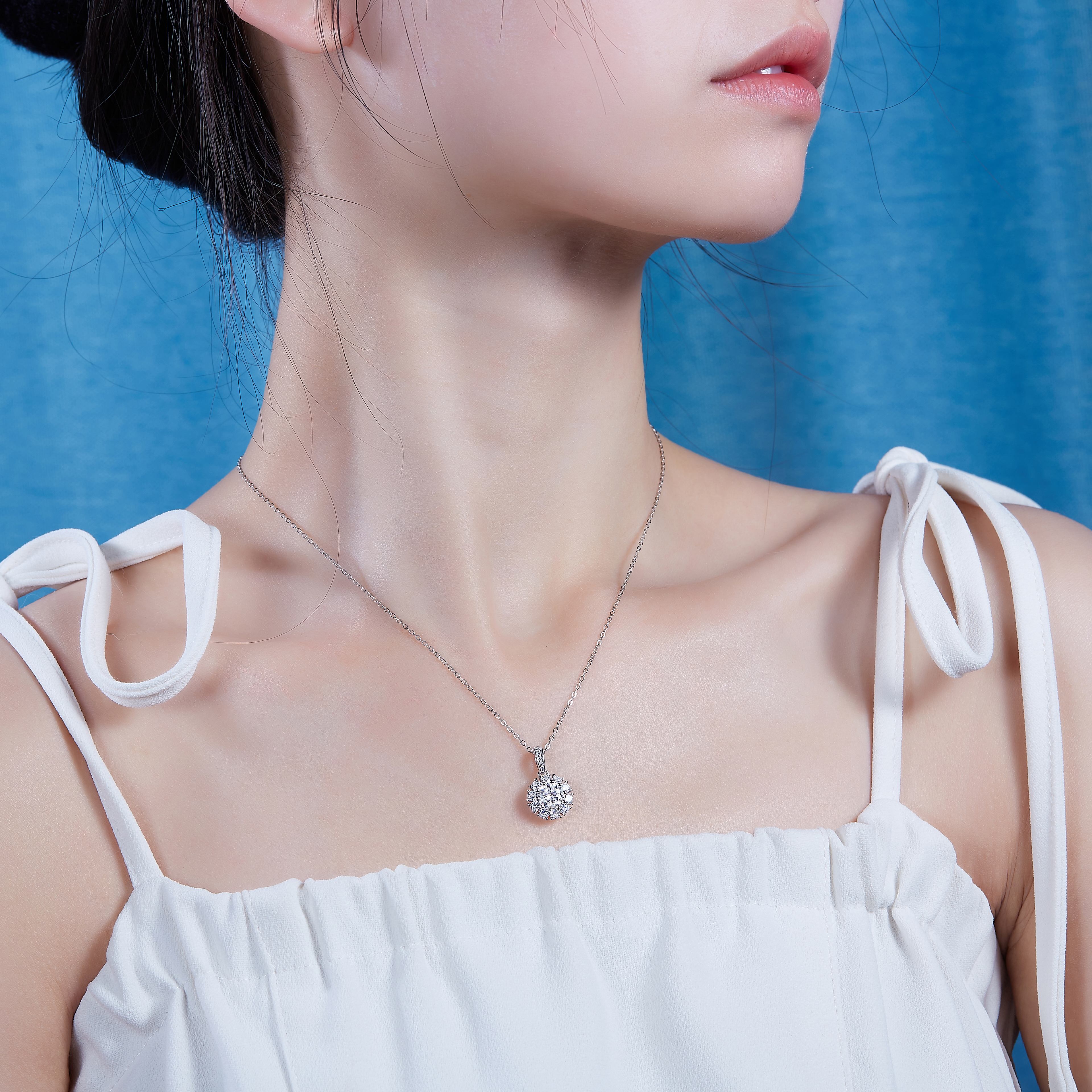 Blossom - A Fashionable And Light Luxury Jewelry Pendant Necklace Set With Top-quality Moissanite, S925 Silver Plated Platinum