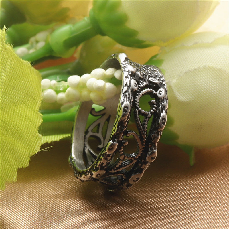 Vintage Personalized Hollow Titanium Steel Ring With A Vine Design
