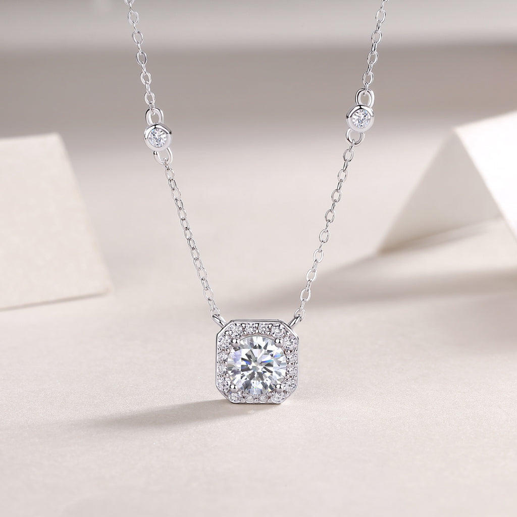 Flower Love - A Fashionable And Light Luxury Jewelry Pendant Necklace Set With Top-quality Moissanite, S925 Silver Plated Platinum