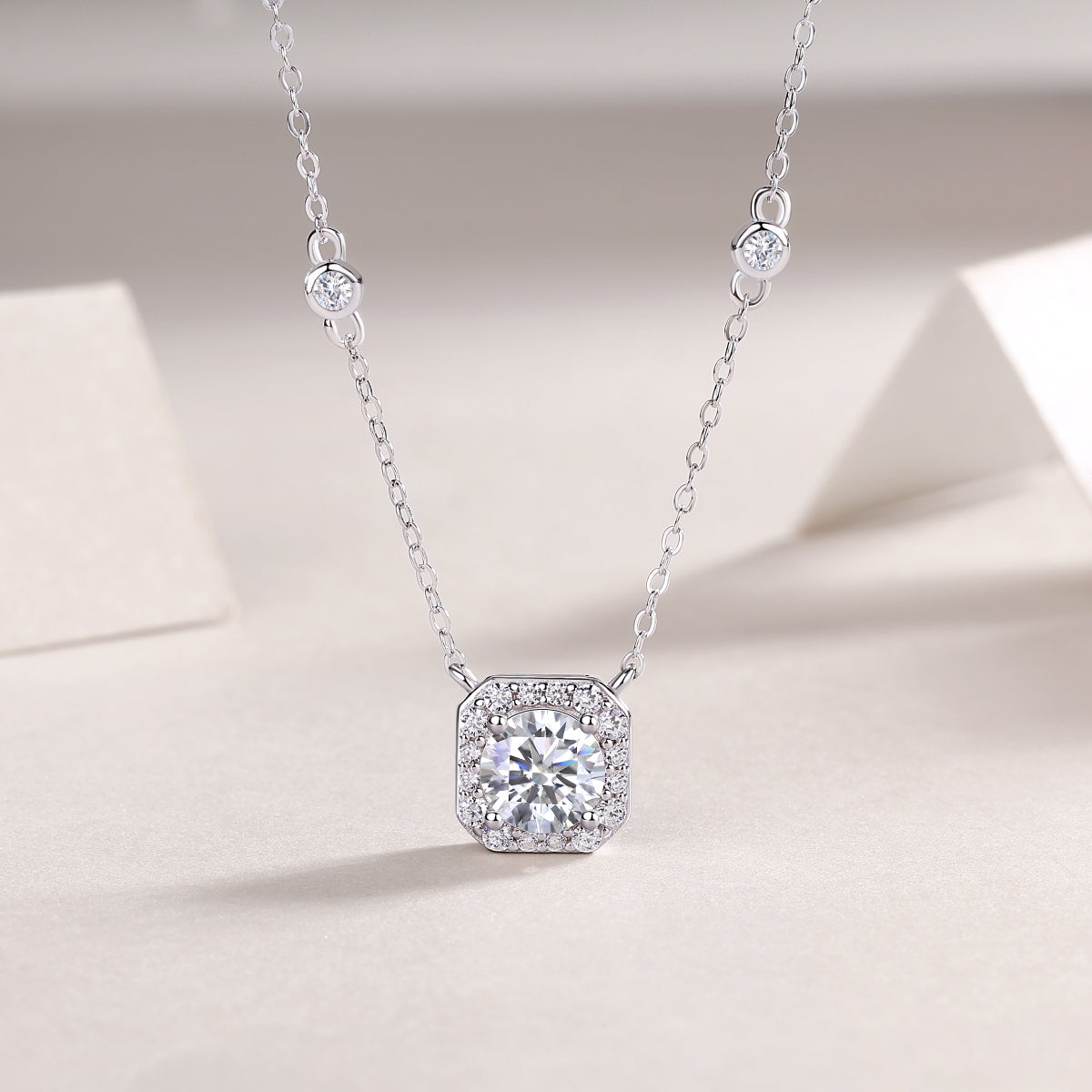 Flower Love - A Fashionable And Light Luxury Jewelry Pendant Necklace Set With Top-quality Moissanite, S925 Silver Plated Platinum