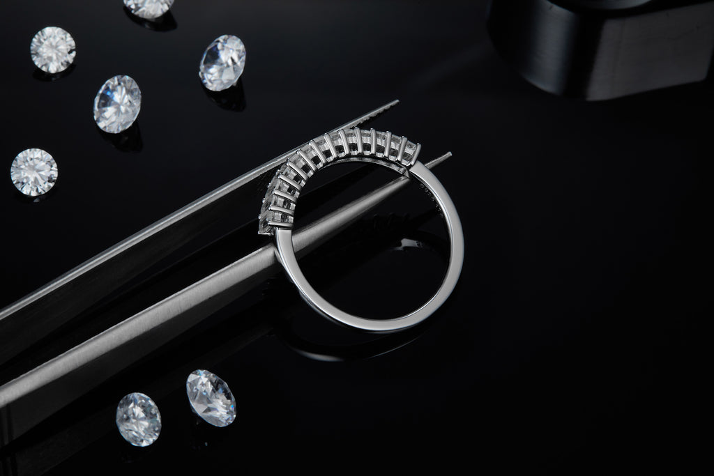 A Luxurious And Fashionable Light Luxury Jewelry Silver Ring Set With Top-quality Moissanite, S925 Silver Plated With Platinum