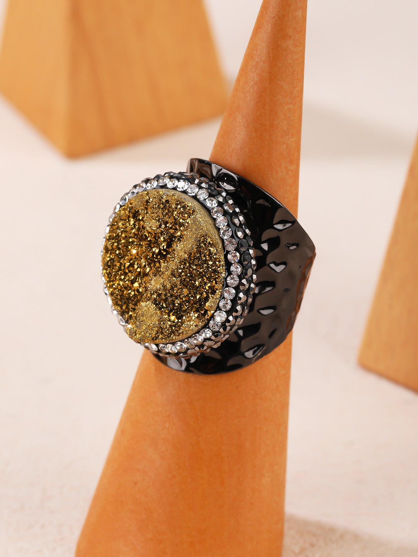 Agate Crystal Bud Round Cake Electroplated Gold Hand Inlaid Diamonds