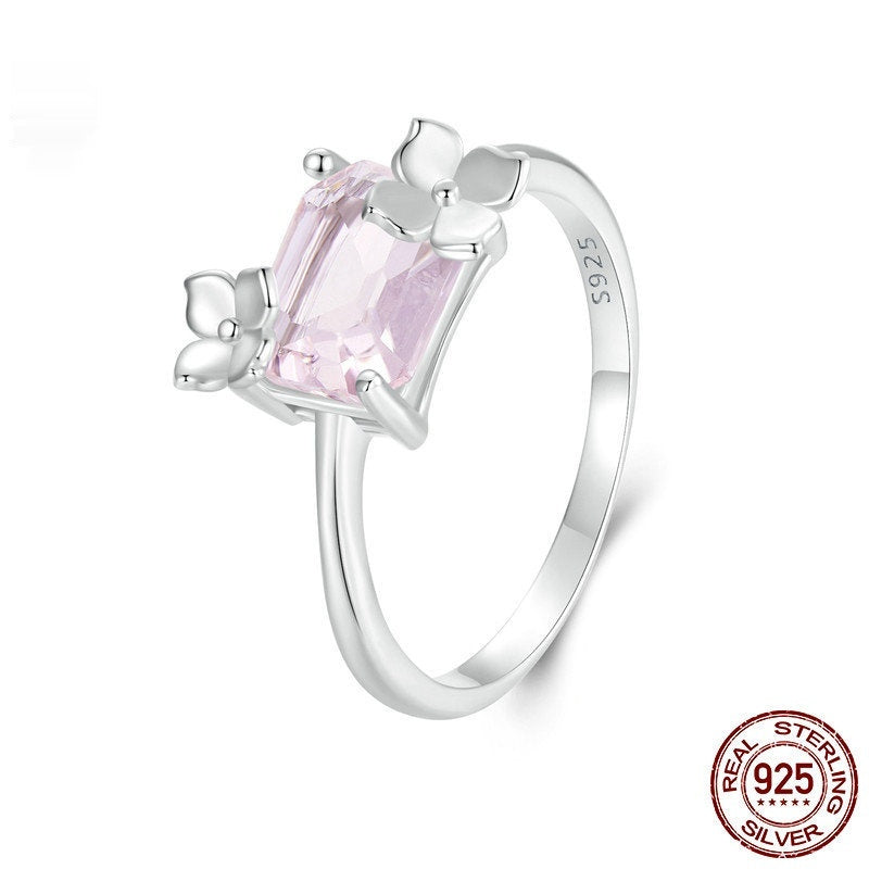 Elegant Flower Ring With A Luxurious Main Stone