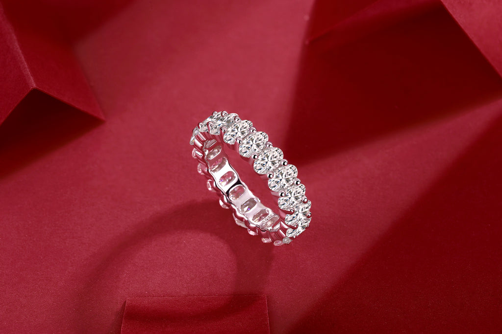 Luo Shen - A Wedding Ring Set With Top-quality Egg-shaped Moissanite S925 Silver And Platinum-plated Diamond. The Ring Can Be Inspected With A Diamond Pen