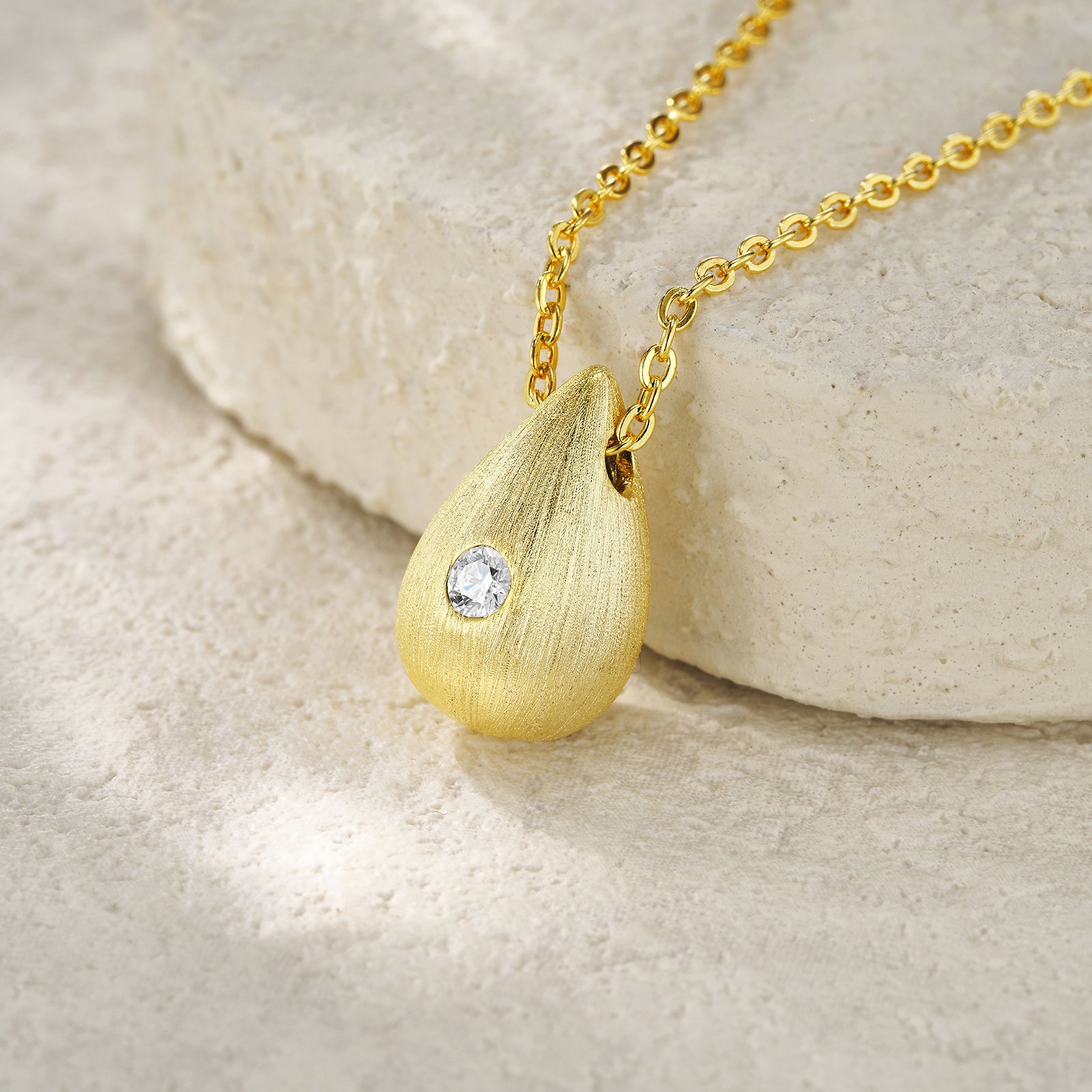 Dreamy Water Drop - A Fashionable And Trendy Necklace Pendant Set With Top-quality Moissanite S925 Silver And Gold-plated. It Can Be Tested With A Diamond Pen