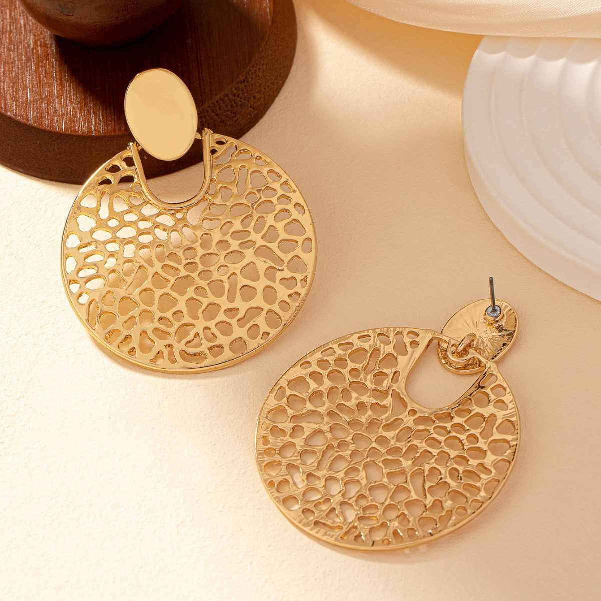 Geometric Fashion Charm Round Hollow Women's Earrings