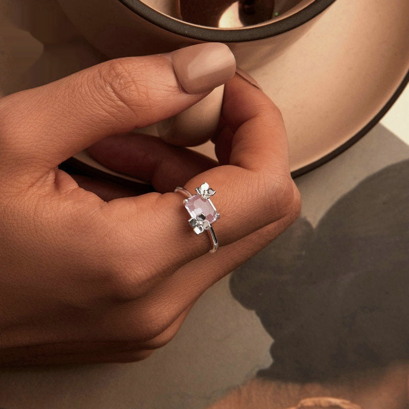 Elegant Flower Ring With A Luxurious Main Stone