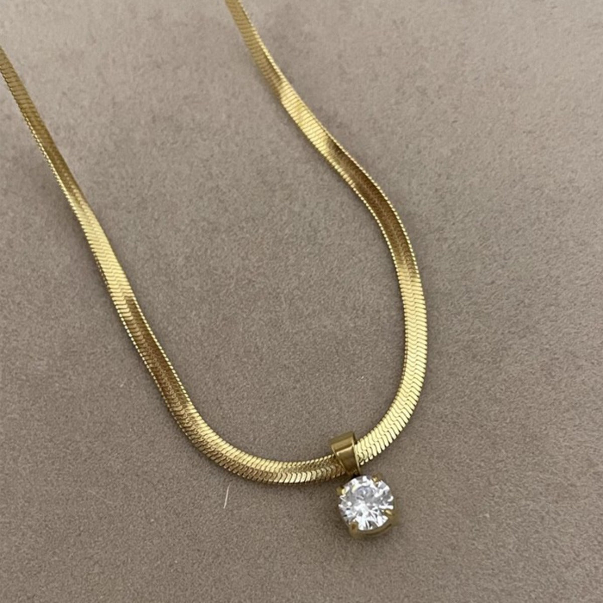 Fashionable New Accessory A Versatile Gold Stainless-steel Blade-embellished Clavicle Necklace That Shines