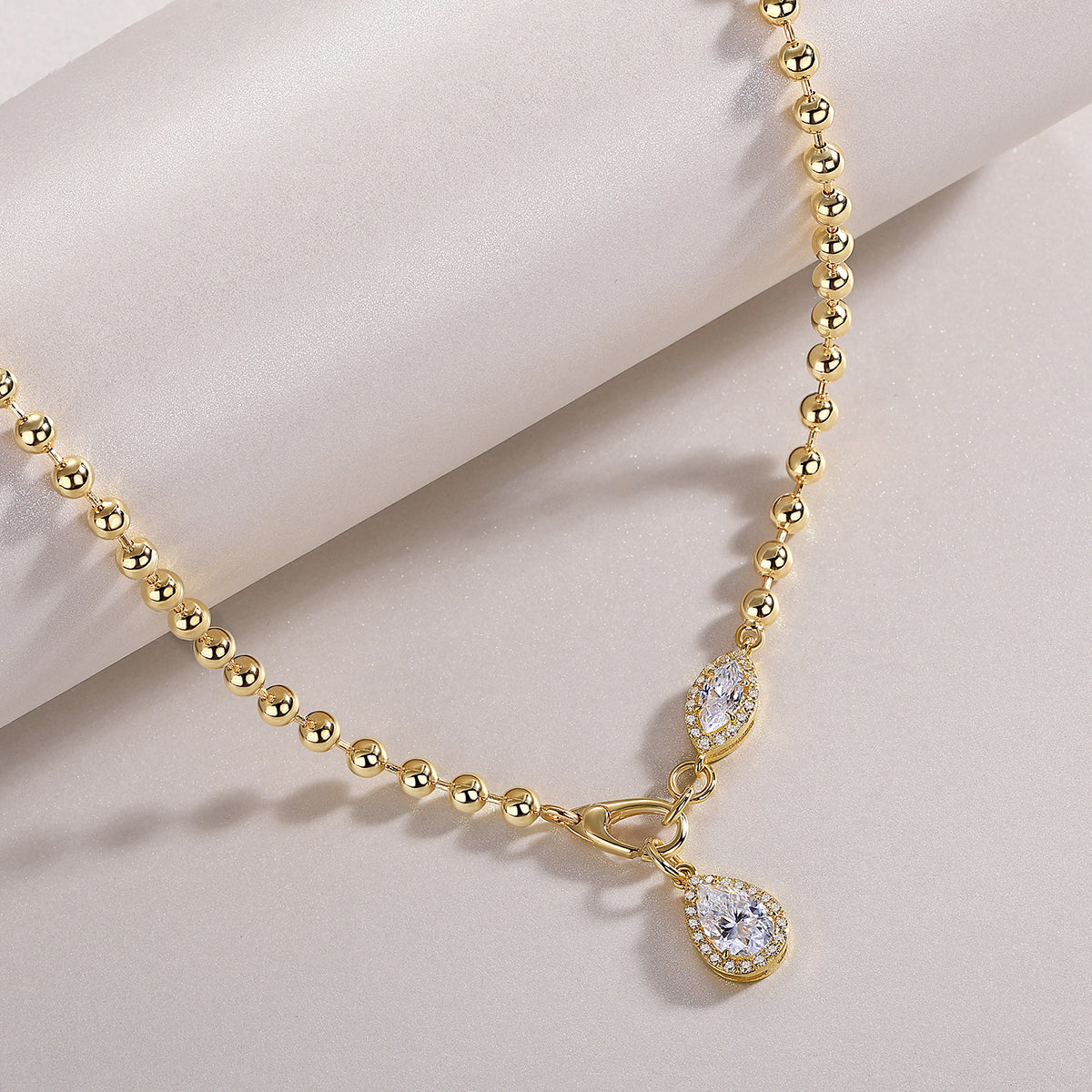 Twilight Orchid - A Fashionable And Trendy Necklace Pendant Set With Top-quality Moissanite S925 Silver And Gold-plated. It Can Be Tested With A Diamond Pen