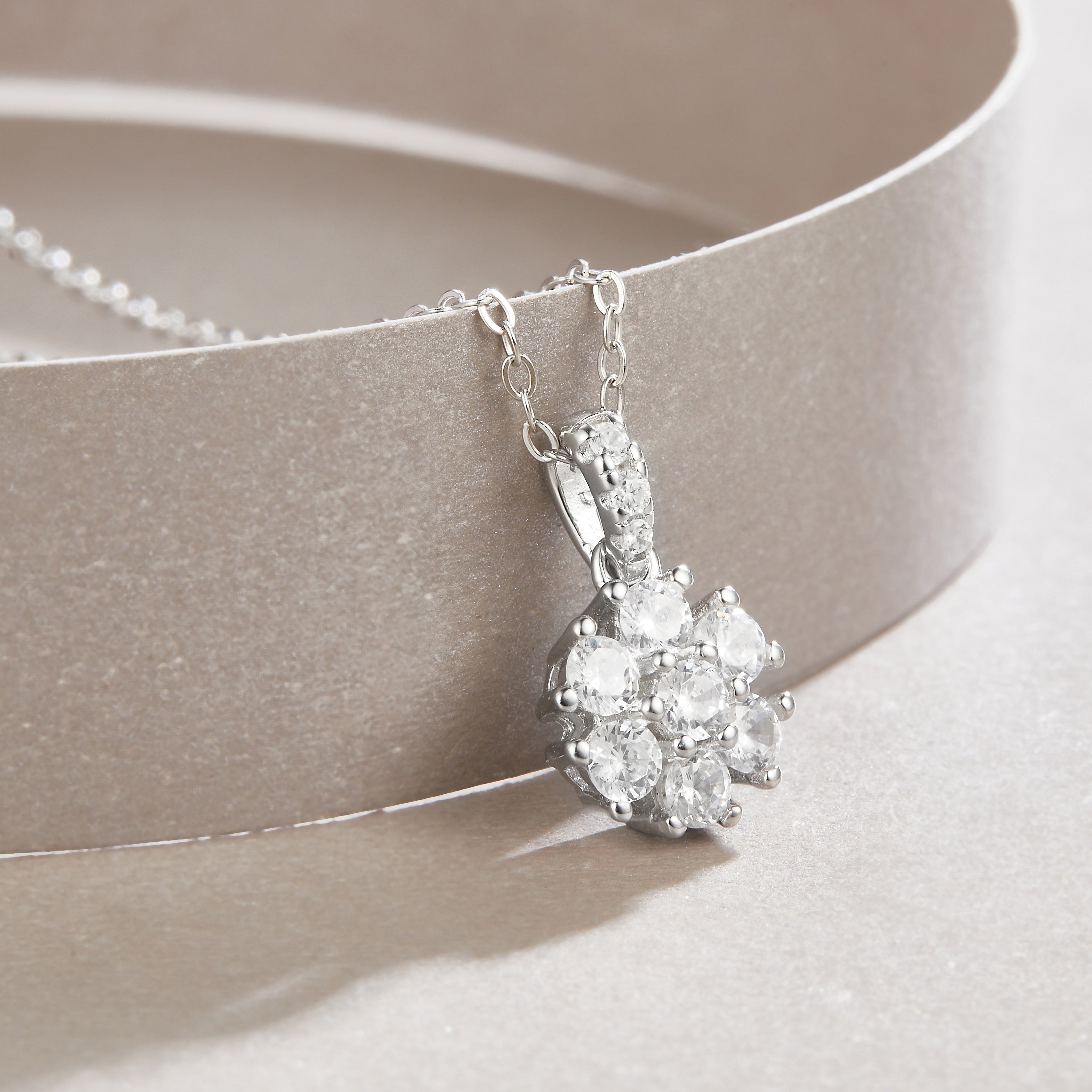 Snowflake Dance - A Fashionable And Light Luxury Jewelry Pendant Necklace Set With Top-quality Moissanite, S925 Silver Plated Platinum