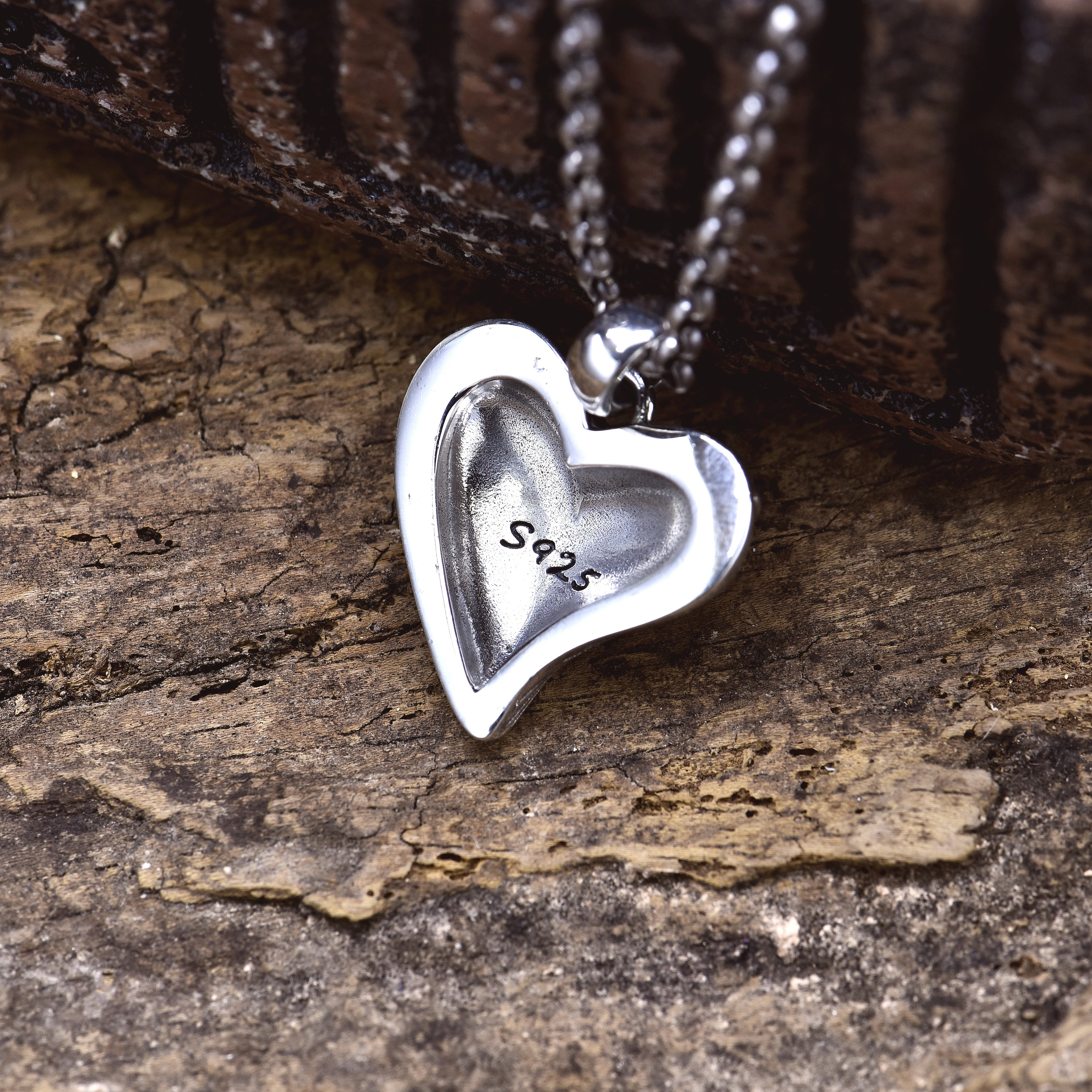 Retro Trendy Jewelry With A Lace-up Heart Pendant