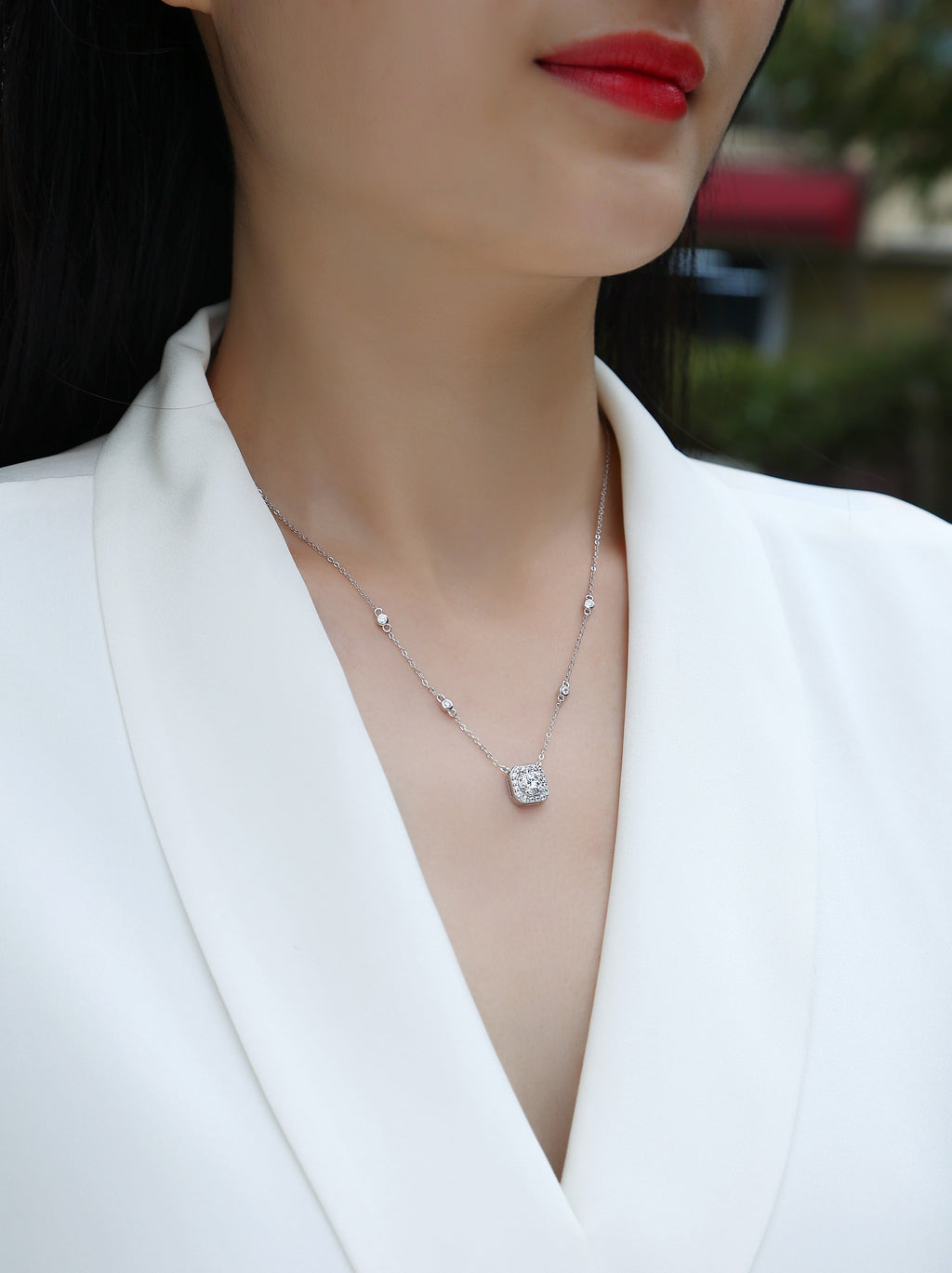 Flower Love - A Fashionable And Light Luxury Jewelry Pendant Necklace Set With Top-quality Moissanite, S925 Silver Plated Platinum