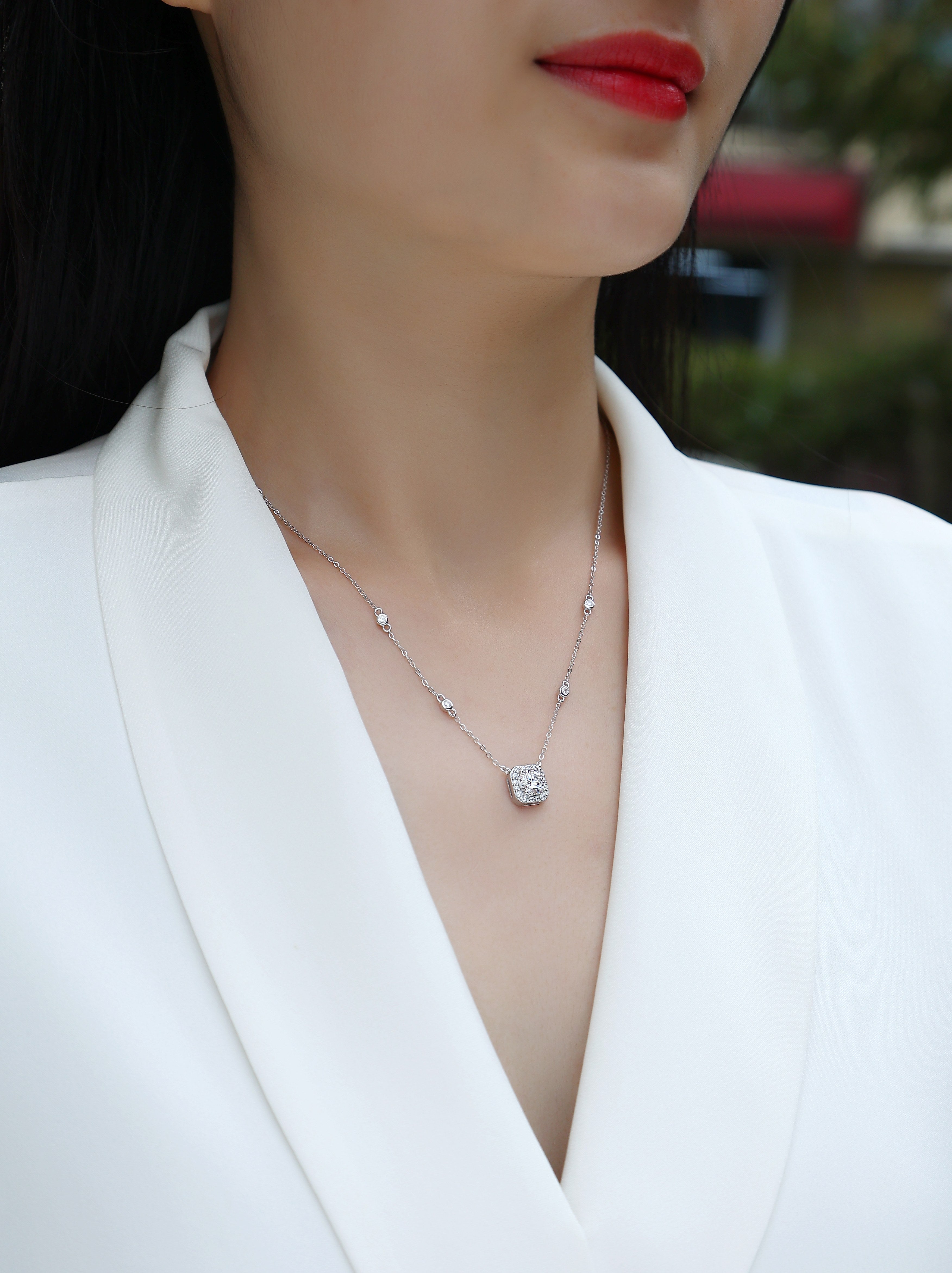 Flower Love - A Fashionable And Light Luxury Jewelry Pendant Necklace Set With Top-quality Moissanite, S925 Silver Plated Platinum