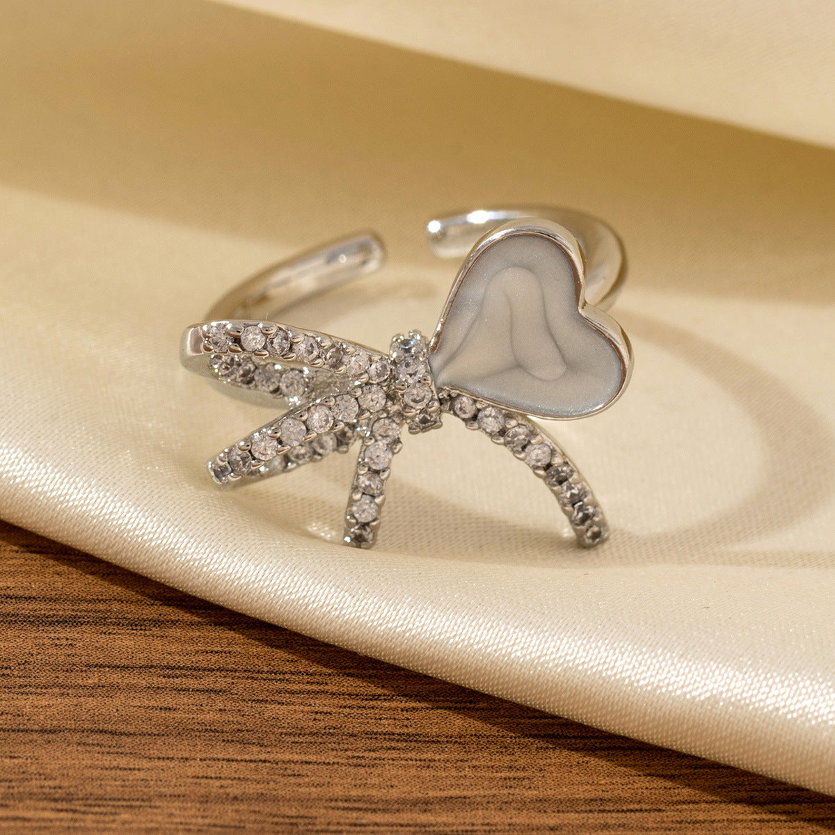 New Diamond-encrusted Bow And Heart Oil-drop Ring
